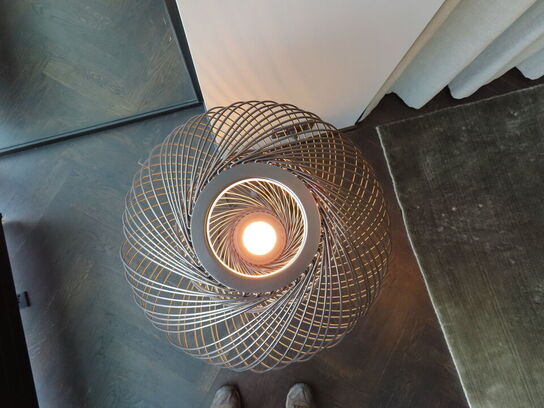 Gulvlampe, PARACHILNA ANWAR, designer Stephen Burks