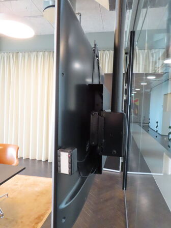 65" UHD TV, LG 65UV341C og YEALINK MeetingBar