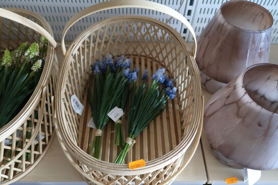 Kurv med div. Kunstige blomster