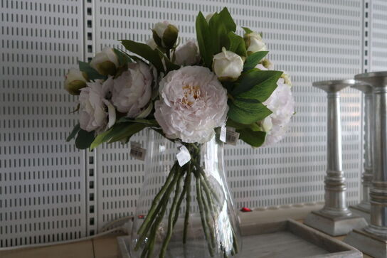 Fad med vase og kunstige blomster