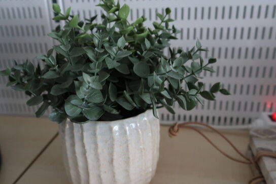 Lysestage samt vase med kunstig plante
