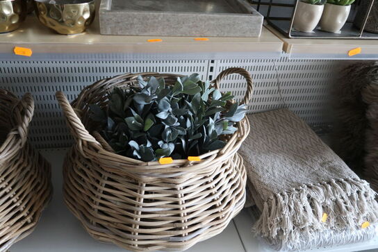 Fletkurv med kunstige blomster
