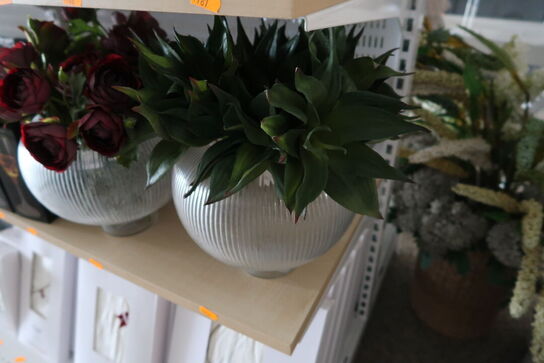 2 stk. vaser med div. Kunstige blomster