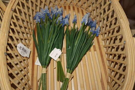 Kurv med div. Kunstige blomster