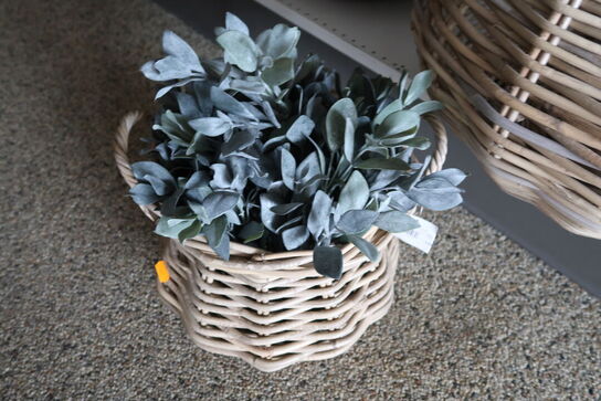 Fletkurv med kunstige blomster