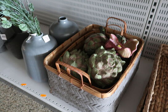2 stk. vaser med kunstige blomster samt kurve med indhold