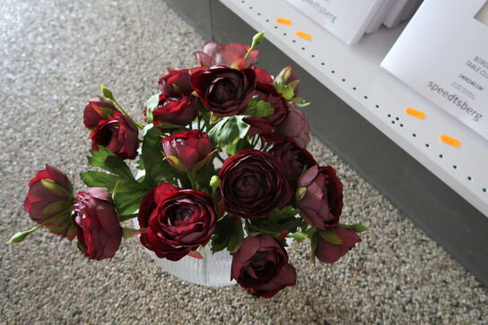 2 stk. vaser med div. Kunstige blomster