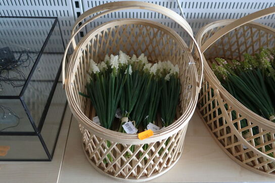 Kurv med div. Kunstige blomster