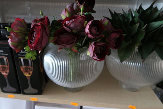 2 stk. vaser med div. Kunstige blomster