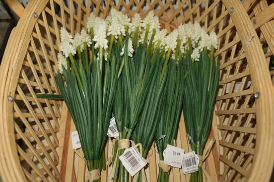 Kurv med div. Kunstige blomster