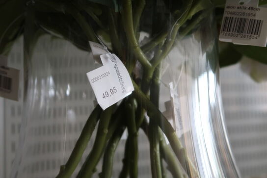 Fad med vase og kunstige blomster