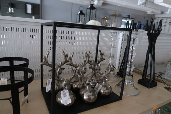 Stativ med 6 stk. figurer