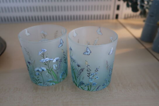 Vase med kunstige blomster samt karaffel