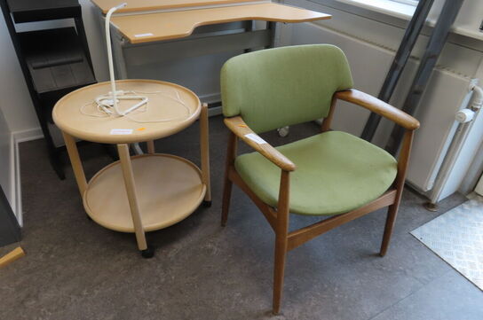 Stol, bord samt lampe