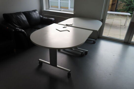 Justerbart spisebord (består af to dele)