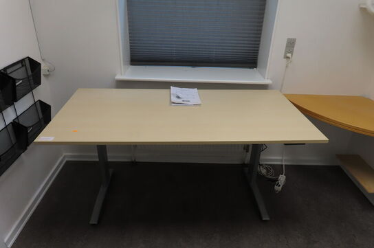 Elhæve/sænkebord inkl. brevholder på væg