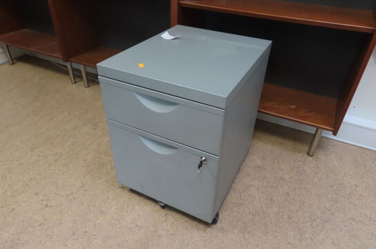 Elhæve/sænkebord, kontorstol samt 2 stk. skuffedarium