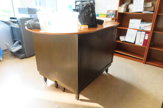 2 stk. reoler m. bordplade samt 3 stk. reoler