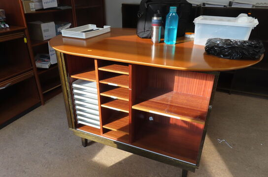 2 stk. reoler m. bordplade samt 3 stk. reoler