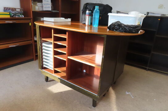 2 stk. reoler m. bordplade samt 3 stk. reoler