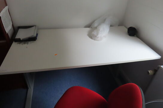 Skrivebord samt kontorstol