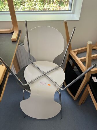 2 stk. skalstole i hvid m. hynder