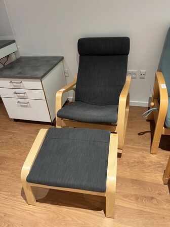 Læne(gynge)stol m. skammel