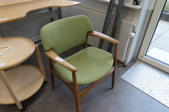 Stol, bord samt lampe