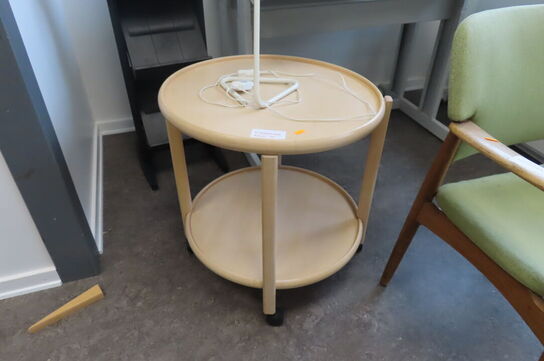 Stol, bord samt lampe