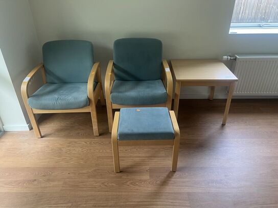 2 stk. lænestole, skammel og bord