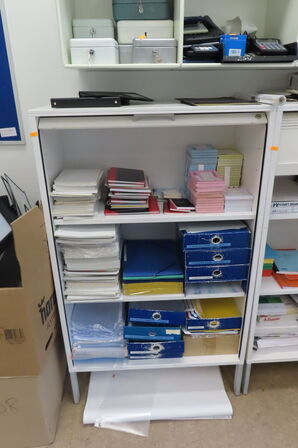 2 stk. kontorskabe m. jalousilåger (uden indhold!)