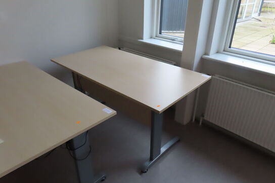 2 stk. el/hævesænkeborde inkl. reol