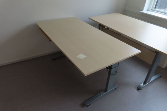 2 stk. el/hævesænkeborde inkl. reol