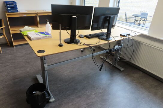 Elhæve/sænkebord samt reoler (uden indhold!)