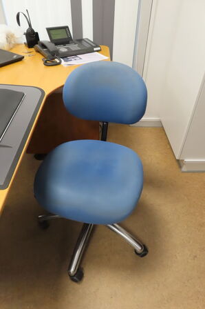 Elhæve/sænkebord, kontorstol samt 2 stk. skuffedarium