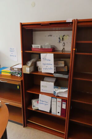 2 stk. reoler m. bordplade samt 3 stk. reoler