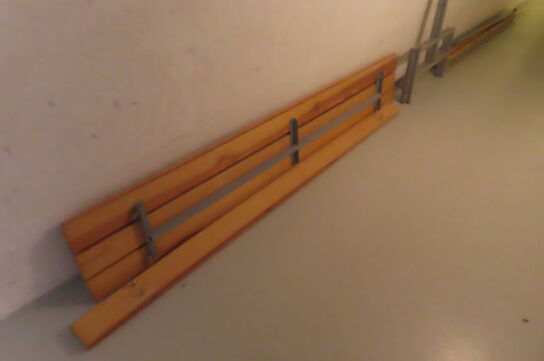 Omklædningsbænk m. knage