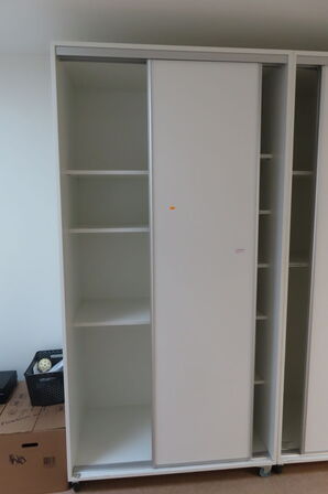 2 stk. skabe på hjul