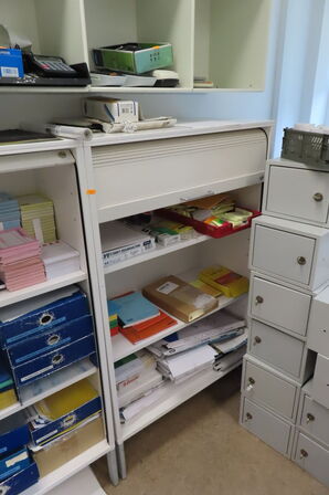 2 stk. kontorskabe m. jalousilåger (uden indhold!)