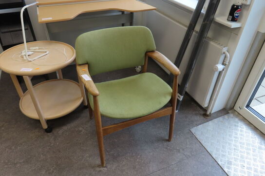 Stol, bord samt lampe