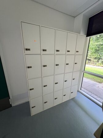 Skab m. aflåselige rum (engangskoder) 50x200x160 cm