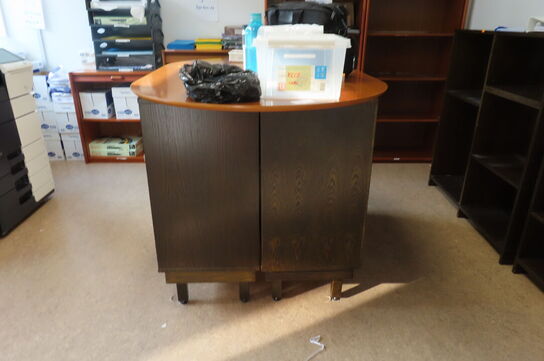 2 stk. reoler m. bordplade samt 3 stk. reoler