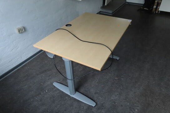 Elhæve/sænkebord samt hylder på ophæng