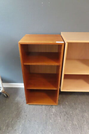 Væghængt skænk 3 moduler samt reol