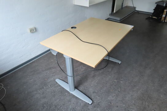 Elhæve/sænkebord samt hylder på ophæng