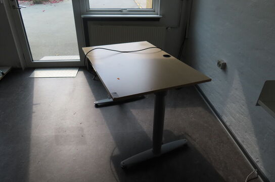 Elhæve/sænkebord samt hylder på ophæng