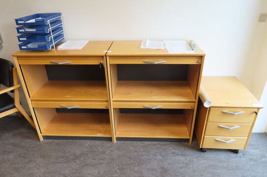 Elhæve/sænkebord samt reoler (uden indhold!)