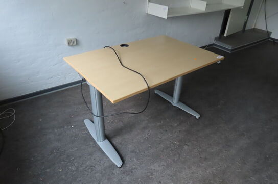 Elhæve/sænkebord samt hylder på ophæng