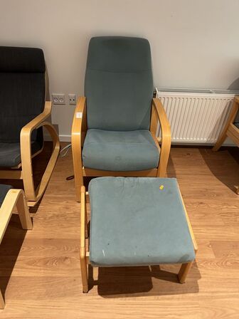 Lænestol m. skammel samt sofa