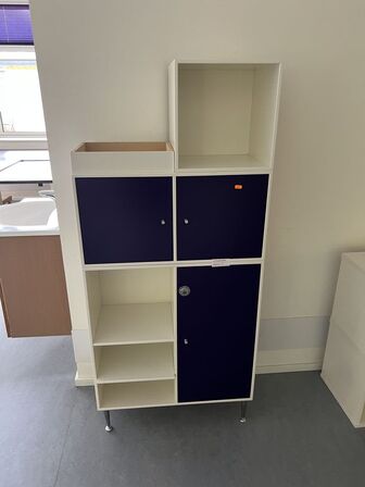Skabsmøbel samt to løse skabe